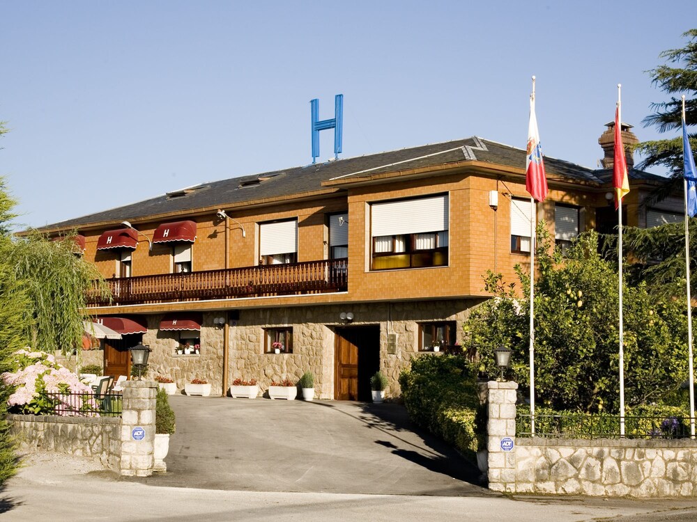 Hosteria Los Sauces — hotel in Santa Cruz De Bezana