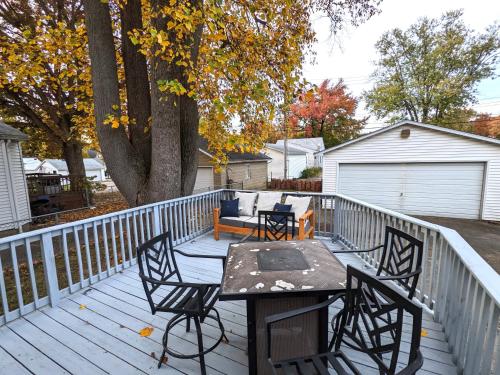 Fenced backyard deck pet friendly home — 4-Star Luxury Hotel in Springfield, United States