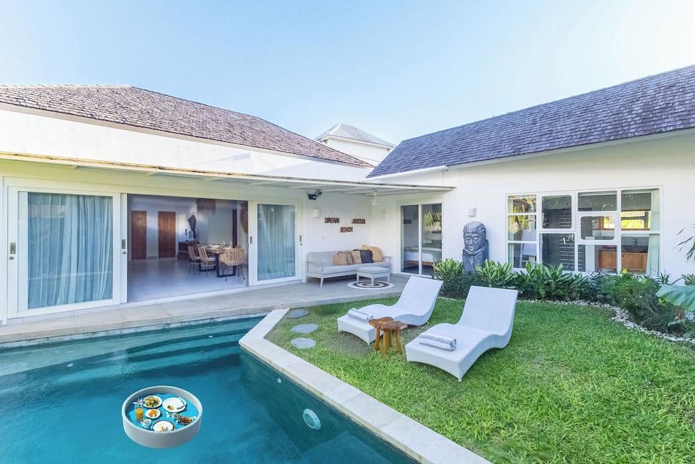 Villa Mylandro Beautiful 3BR Private Villa with Pool in the Heart of Canggu — 4-Star Luxury Hotel in Canggu, Indonesia