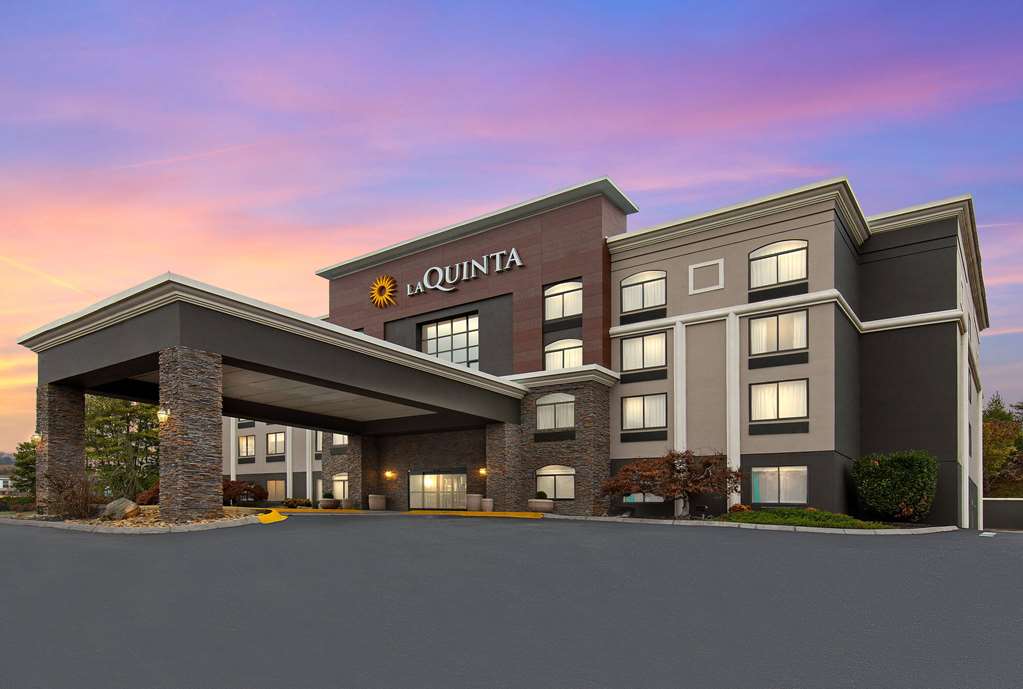La Quinta Inn & Suites by Wyndham Sevierville Kodak - photo 3