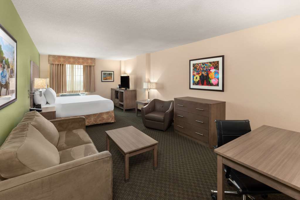 La Quinta Inn & Suites by Wyndham San Antonio Medical Ctr NW - photo 8