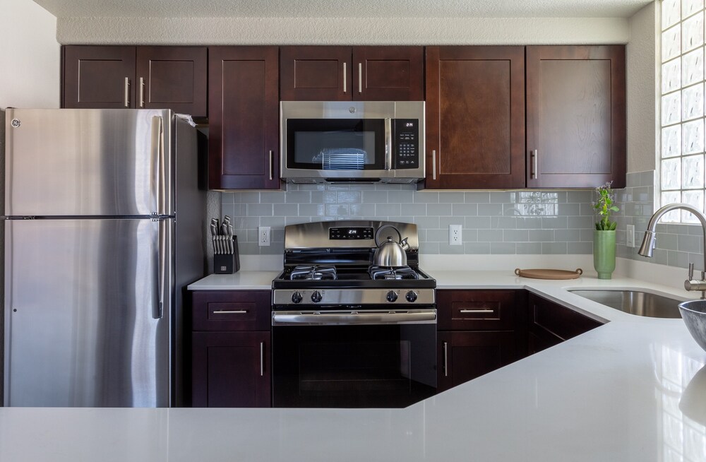 Domio Tempe Hip 2BR Balcony - photo 14
