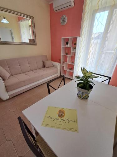 A due passi dal portale in Ragusa, Italy