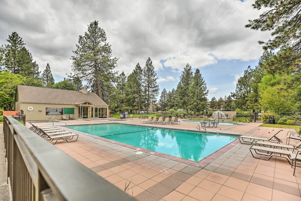 Seventh Mountain Condo in Bend with Scenic Views — 4-Star Luxury Hotel in Bend, United States