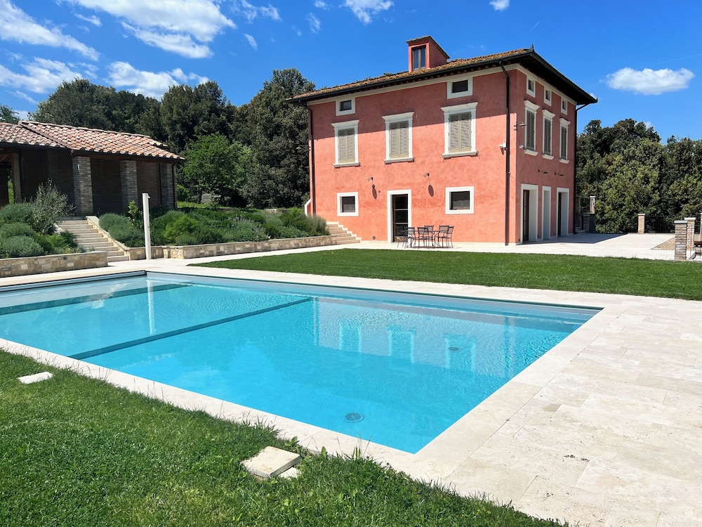 Casa Del Grifone Holiday Home in Tuscany — 4-Star Luxury Hotel in Volterra, Italy