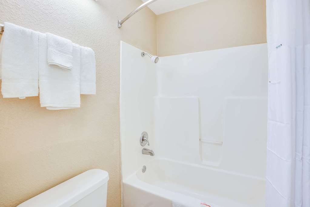 Days Inn by Wyndham Newport - photo 10