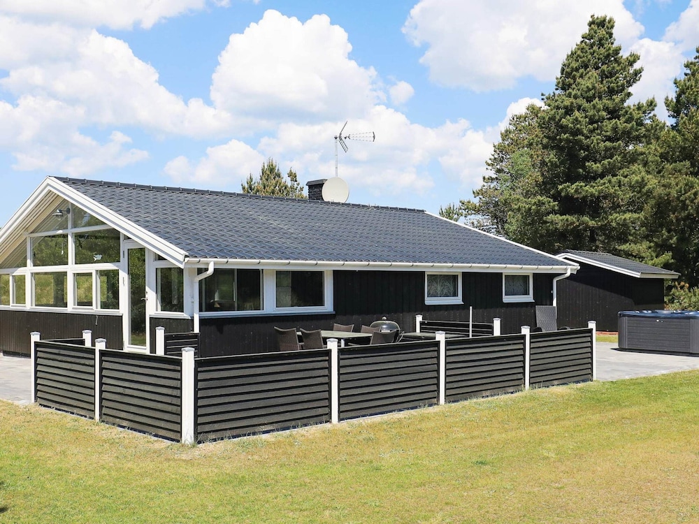 6 Person Holiday Home in Blavand — 4-Star Luxury Hotel in Oksbol, Denmark
