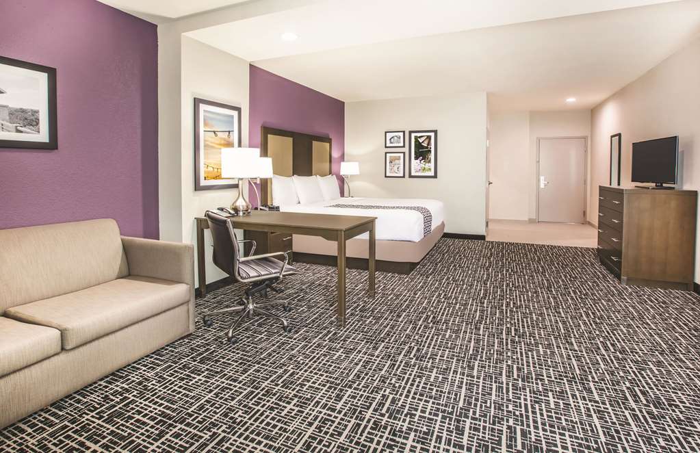 La Quinta Inn & Suites by Wyndham Dallas Plano The Colony - photo 16