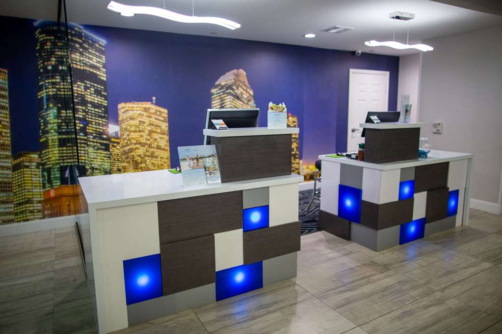 La Quinta Inn & Suites by Wyndham Houston East at Normandy - photo 6