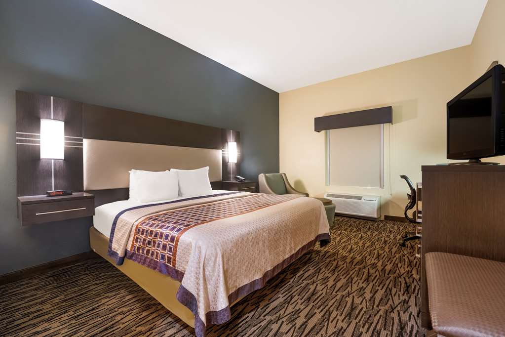 Best Western Bradbury Inn & Suites - photo 13