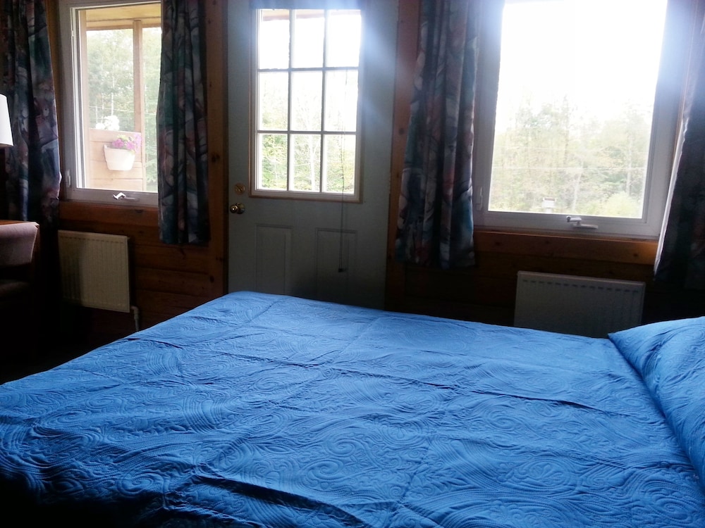 Quiet Bay: Lakeside Escape in Huntsville, Canada