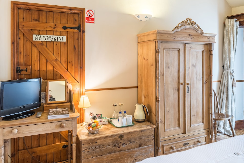 Beeches Farmhouse Country Cottages & Rooms — 4-Star Luxury Hotel in Bradford-On-Avon, United Kingdom