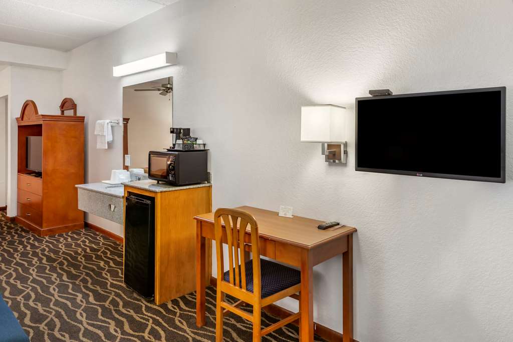 Econo Lodge Inn & Suites Albany North - photo 24