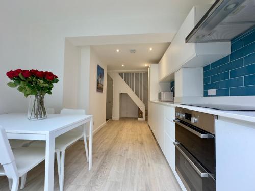 The Buttercup 3 Double Bedrooms 3 Minutes Walk to Beach — 4-Star Luxury Hotel in St Leonards, United Kingdom