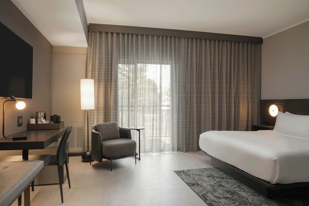 Holiday Inn & Suites Asheville Biltmore Village Area - photo 37