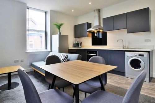 Free Parking Charming 2 Br Flat Near Salford Royal — 4-Star Luxury Hotel in Manchester, United Kingdom