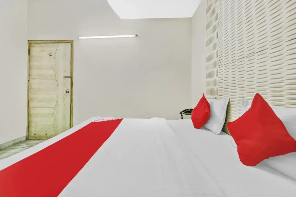 Hotel Crown Continental — Karol Bagh