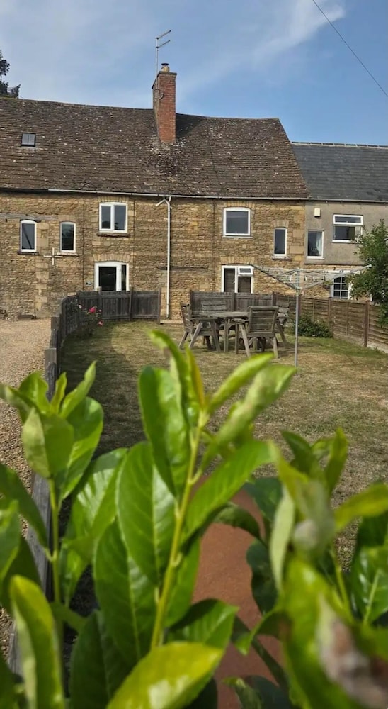 2 Bed Well Equipped For Contractors Pet Friendly in Edinburgh, United Kingdom