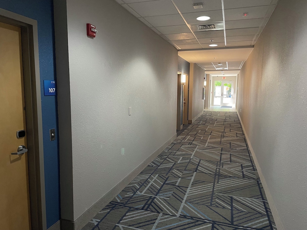 Holiday Inn Express Hotel & Suites Raleigh SW NC State by IHG - photo 99