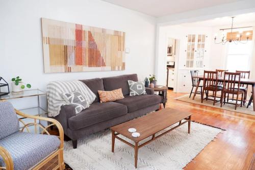 Cozy Blue Door Farmhouse — 4-Star Luxury Hotel in Columbia, United States