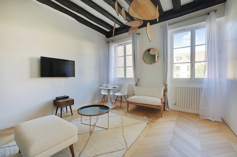 Authentic Studio 2P Hotel de Ville - last minute hotel in Paris