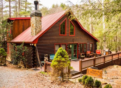 Reel Medicine Cabin with Creekside Views in Blue Ridge Ga — 4-Star Luxury Hotel in Blue Ridge, United States