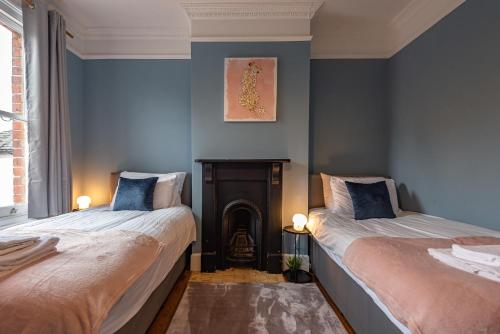 Cosy 2 Bedroom Reading House SLEEPS 6 With FREE WiFi & Garden by Roost Accommodation