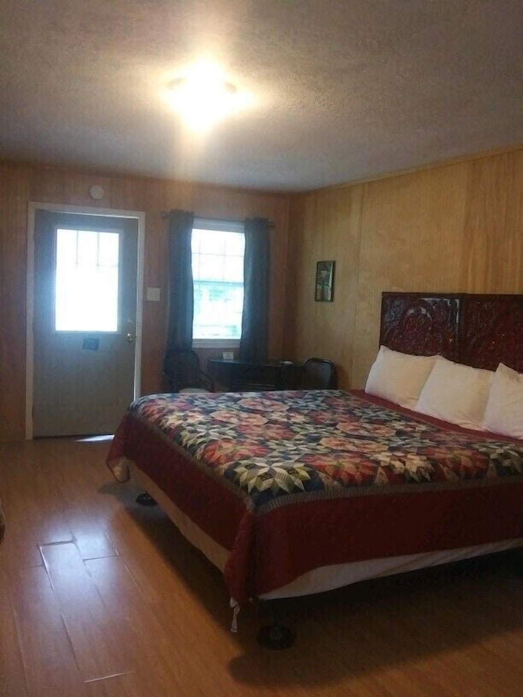 Whispering Creek Lodging & RV Resort - photo 6