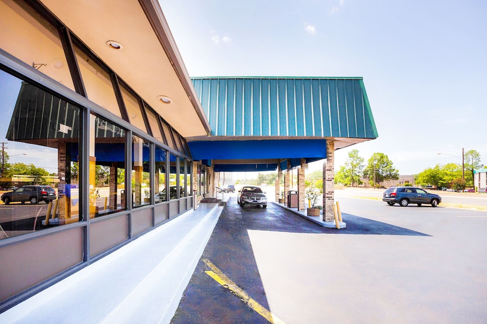 OYO Hotel Tyler Lindale - photo 34