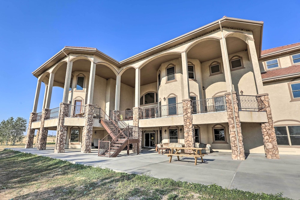 10 Mi to Barr Lake State Park Home with Mtn Views — 4-Star Luxury Hotel in Hudson, United States