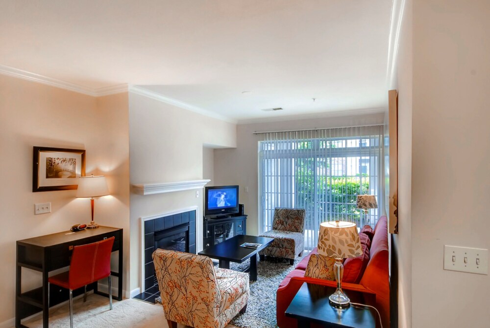 Global Luxury Suites at the Junction - photo 13