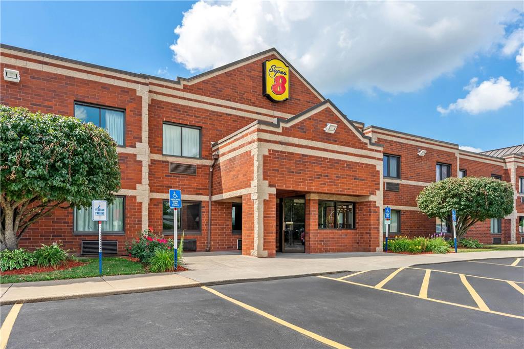 Super 8 by Wyndham Elgin - photo 4
