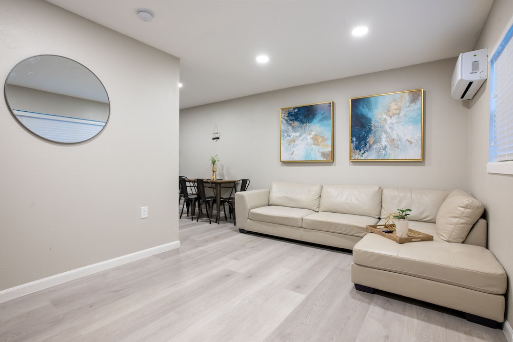 University Serenity Suites 15th - photo 5