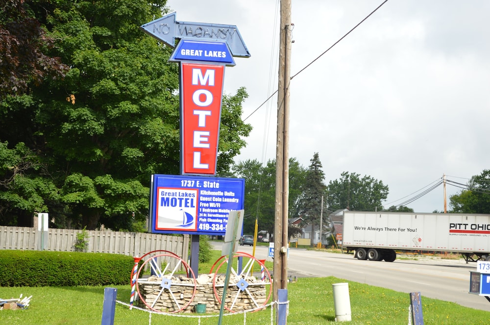 Great Lakes Motel - photo 21
