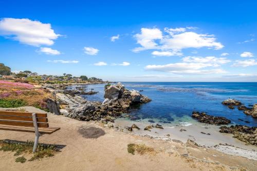 3965 Marine Gardens Duplex — 4-Star Luxury Hotel in Pacific Grove, United States