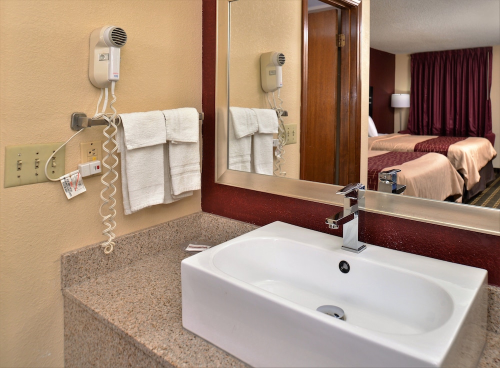 Red Roof Inn Cartersville Emerson LakePoint North - photo 10