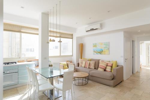 Adorable 2 bedrooms apt w Bomb Shelter next to the beach — 4-Star Luxury Hotel in Tel Aviv, Israel