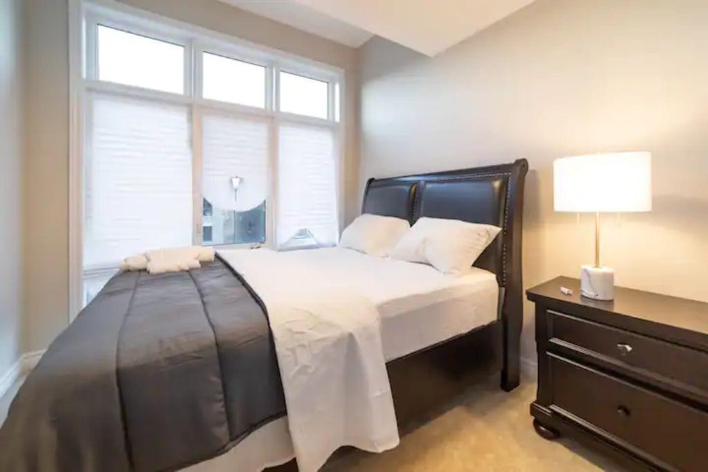 Beautiful New Townhouse in Quiet Neighbourhood — 4-Star Luxury Hotel in Ajax, Canada