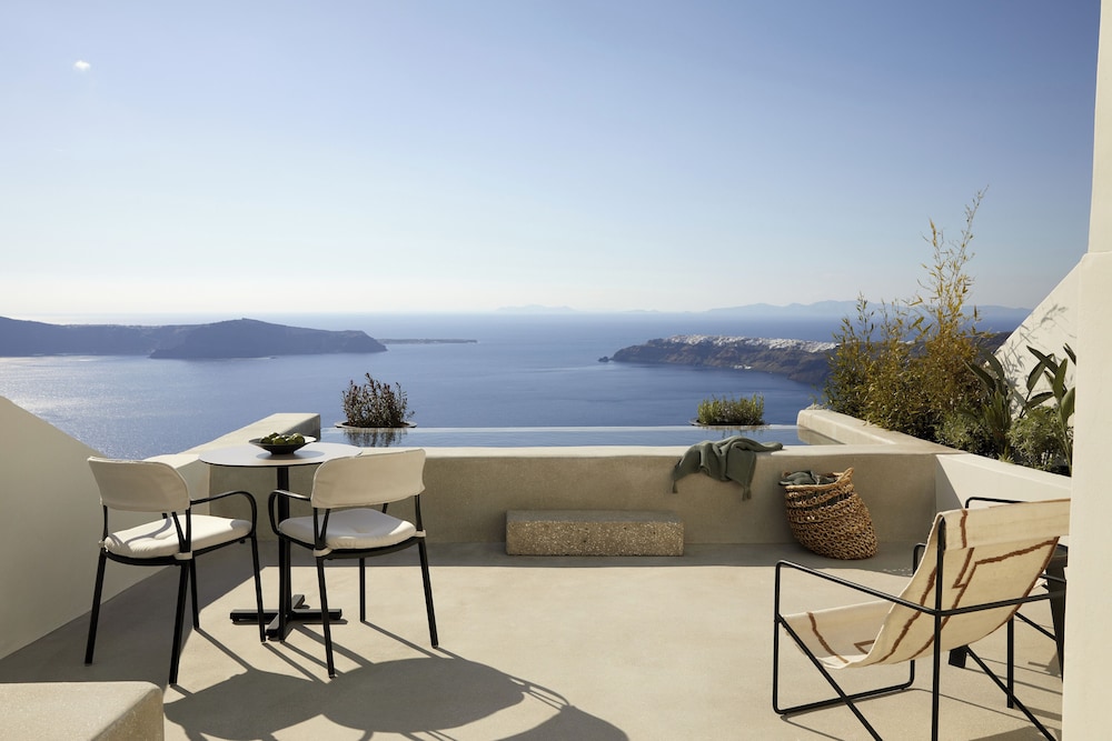 Atoles Retreat — 4-Star Luxury Hotel in Fira, Greece