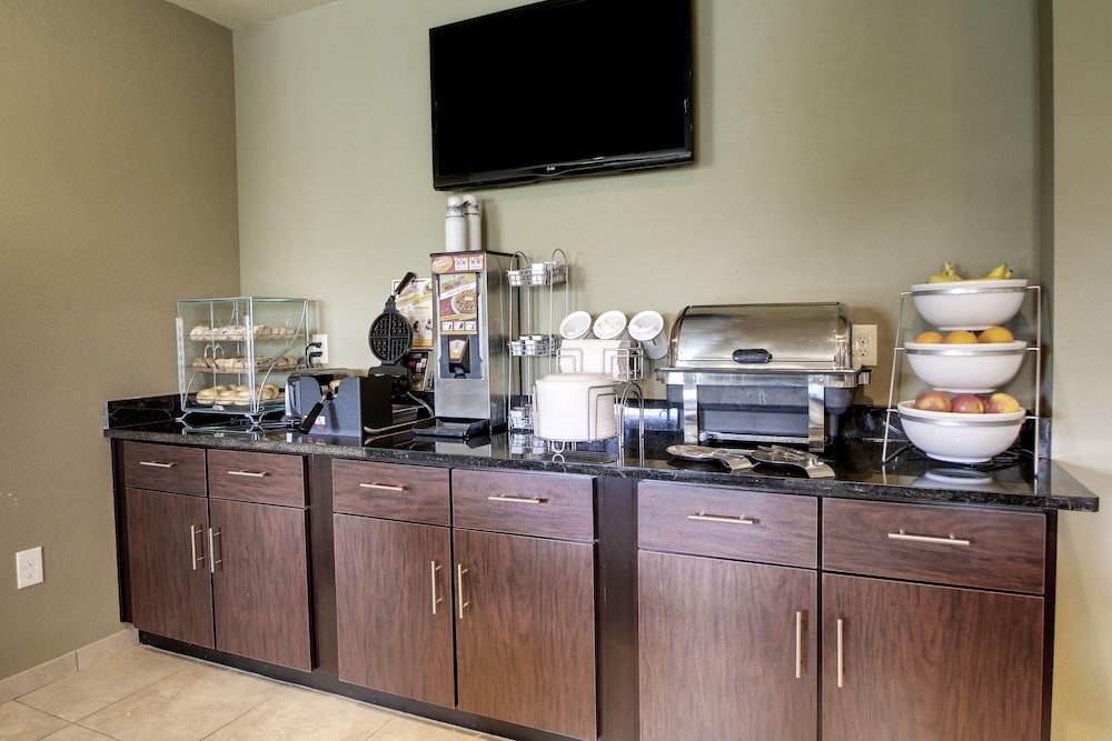 Cobblestone Inn & Suites Avoca - photo 13