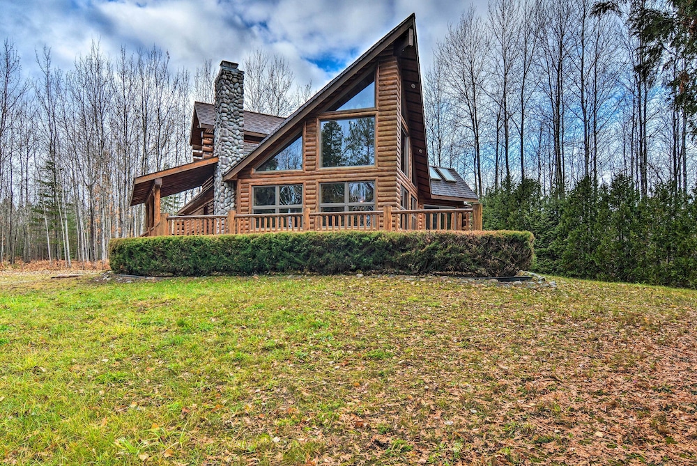Camp Tony with Trail Access Walk to Lake Huron — 4-Star Luxury Hotel in Millersburg, United States