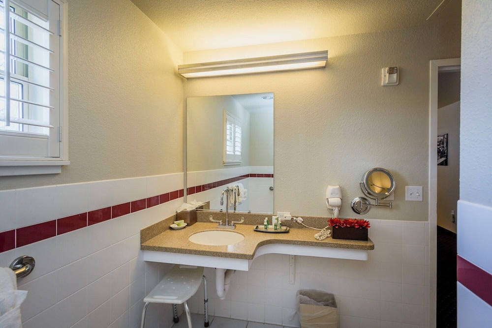 Lions Gate Hotel - photo 45