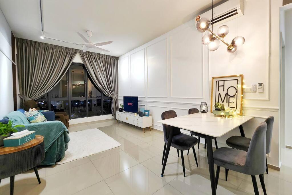1 7px Klang Bayuemas Staycation Family Lovely Stay Netflix — 4-Star Luxury Hotel in Klang, Malaysia