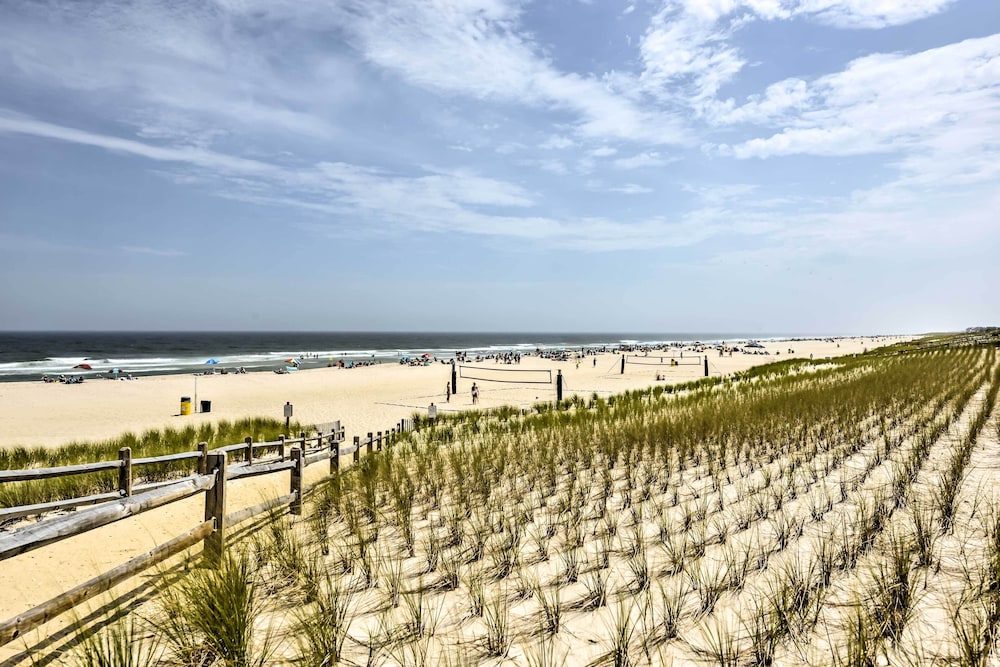 Breezy Ship Bottom House with Yard And Beach Access — 4-Star Luxury Hotel in Beach Haven, United States