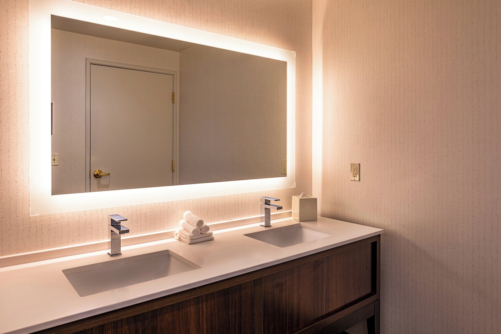 Holiday Inn & Suites Oakland Airport by IHG - photo 16