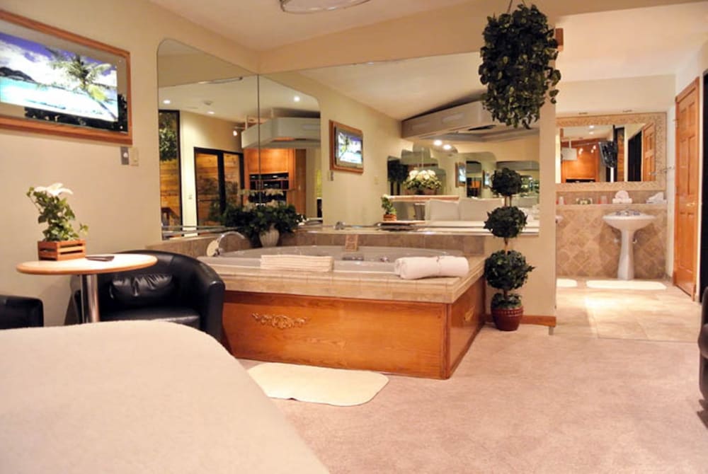 Sybaris Pool Suites Indianapolis - photo 13