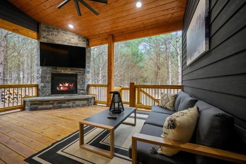 The Ember House Luxury Honeymoon Cabin — 4-Star Luxury Hotel in Broken Bow, United States