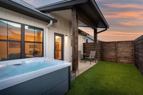 Eagle’s Landing Couples getaway with Hot Tub in Fredericksburg, United States