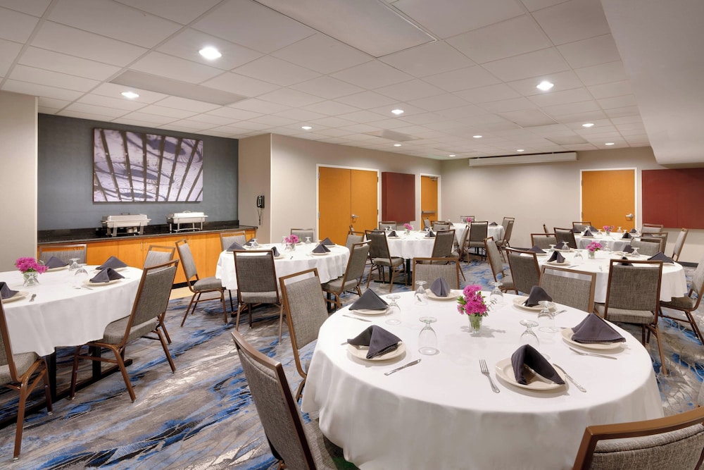 Fairfield Inn & Suites by Marriott Seattle Bellevue Redmond - photo 23