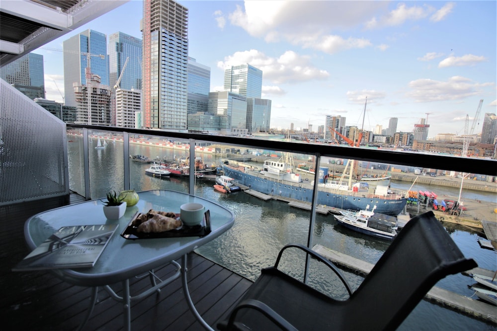 Canary Wharf Luxury River view apartment — 4-Star Luxury Hotel in London, United Kingdom